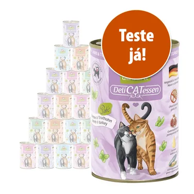 Lata de comida húmida para gatos DeliCATessen, sabor cordeiro e peru. Texto visível: 'Teste já!'. Ilustração de dois gatos na embalagem. Selo 'Animal Testing' e bandeira da Alemanha. Lata de comida húmida para gatos DeliCATessen, sabor cordeiro e peru. Texto visível: 'Teste já!'. Ilustração de dois gatos na embalagem. Selo 'Animal Testing' e bandeira da Alemanha.