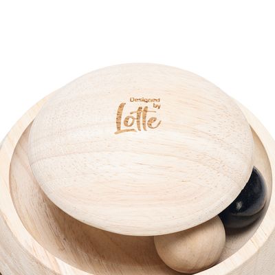Träleksak med gravyr 'Designed by Lotte', rund form, innehåller svarta och naturfärgade kulor.