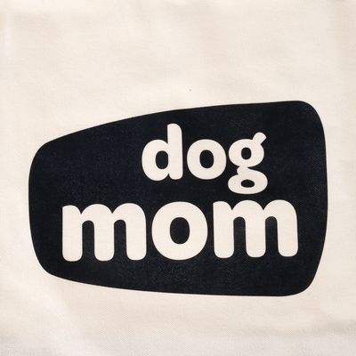 Scritta "dog mom" in bianco su sfondo nero.
