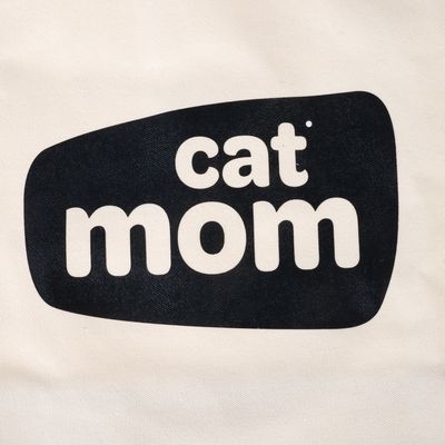 Scritta "cat mom" su sfondo beige.