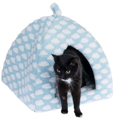 Gatto nero esce da una casetta per gatti blu con nuvole bianche stampate e ingresso a forma di tenda.