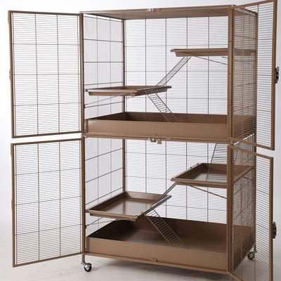 Grande gabbia in metallo marrone con più livelli, rampe e porte aperte. Adatta per piccoli animali. Gabbia su ruote per facile spostamento.