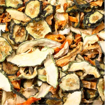 Getrocknete Gemüsestücke, darunter Zucchini und Karotten. Geeignet als natürliche Snack-Option oder Futterergänzung. Getrocknete Gemüsestücke, darunter Zucchini und Karotten. Geeignet als natürliche Snack-Option oder Futterergänzung.