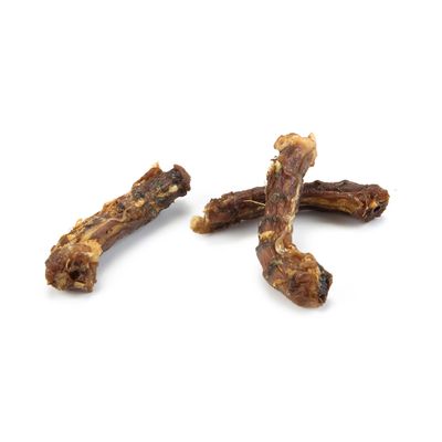 Tre torkade köttbitar i naturlig form, brun färg med synliga texturer.