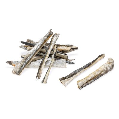 Torkade fiskhudremsor, naturliga hundsnacks utan tillsatser.