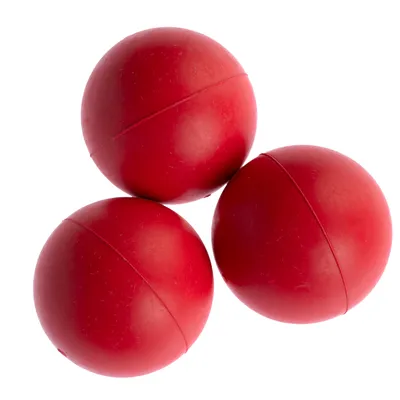 Tre röda bollar av slätt material, lämpliga för lek eller träning.