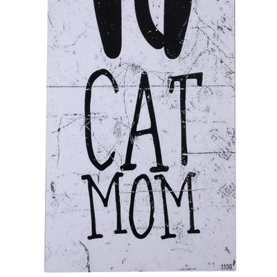 Текстовое изображение с надписью "CAT MOM" черным шрифтом на белом фоне.