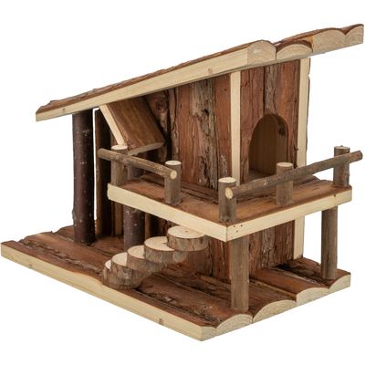 Holzhaus mit zwei Ebenen, Rundtreppe und Geländer aus Naturholz. Eingang auf der oberen Ebene, rustikales Design.