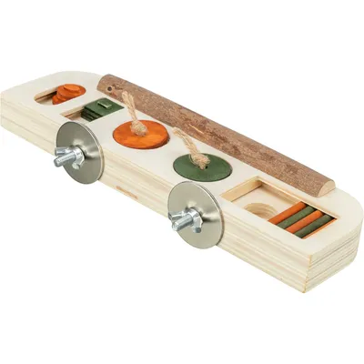 Holzspielzeug mit Metallbefestigungen, bunten Holzscheiben und Seilen. Enthält grüne und orangefarbene Elemente sowie einen Holzstab.