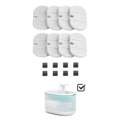 Set di filtri di ricambio e carbone attivo per fontana per pet. Include 8 filtri, 8 inserti di carbone attivo e una fontana bianca con bordo blu.