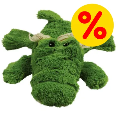 Giocattolo per cani a forma di animale in peluche verde, etichetta tessuta visibile, simbolo giallo con percentuale rossa che indica offerta o sconto.