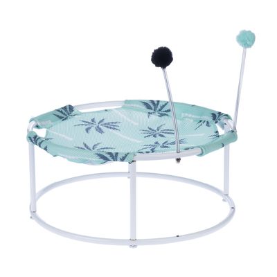 Rond kattenspeelgoed met wit metalen frame, groene stof met palmmotief en twee stokken met veren en zwarte en groene pompons.
