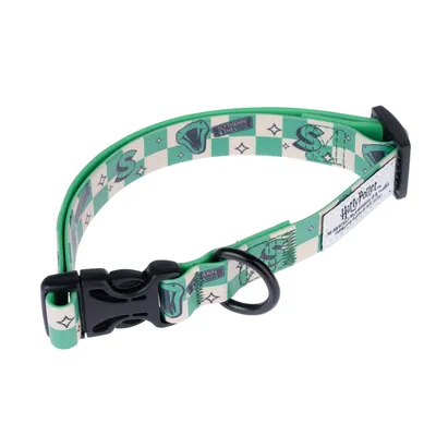 Grünes Hundehalsband mit Harry Potter Slytherin-Motiv, Kunststoffverschluss und Metallring. Sichtbare Textdetails: 'Harry Potter' und 'Slytherin'. Grünes Hundehalsband mit Harry Potter Slytherin-Motiv, Kunststoffverschluss und Metallring. Sichtbare Textdetails: 'Harry Potter' und 'Slytherin'.