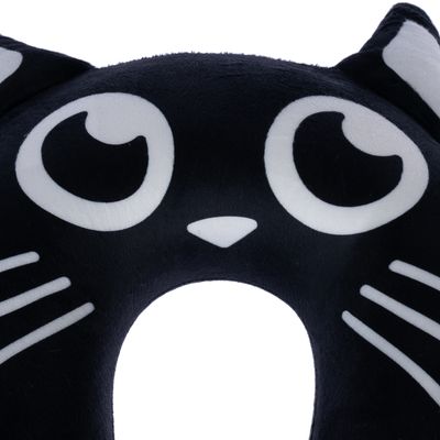 Fekete plüss anyagú, macska arcot ábrázoló U-alakú párna, fehér szemekkel, bajuszokkal és fülekkel.