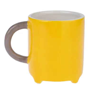 Gul keramikkop med gråt håndtag, egnet til drikkevarer.