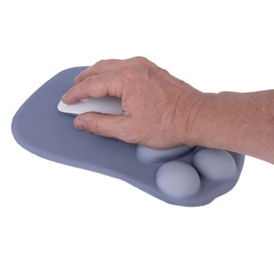 Mano che utilizza un mouse su un mousepad ergonomico con cuscinetti rialzati.