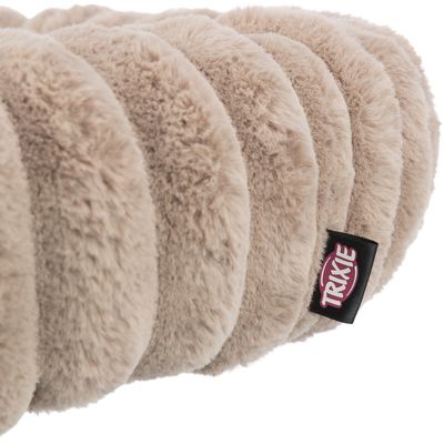 Бежов, пухкав материал с лого Trixie върху черен етикет. Детайлен кадър на продукта.