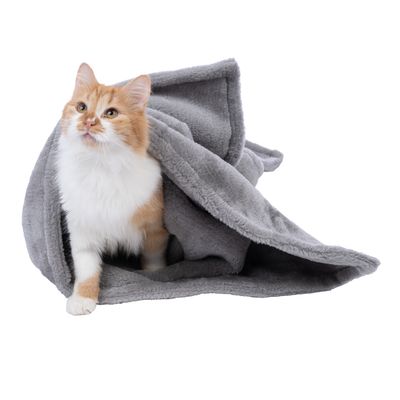 Graue Kuscheldecke aus weichem Stoff, geeignet für Haustiere. Katze sitzt teilweise unter der Decke.