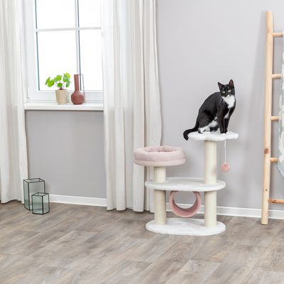 Klösträd med tre nivåer, rosa och vitt, inklusive leksaksboll. Svart katt sitter på översta plattformen.