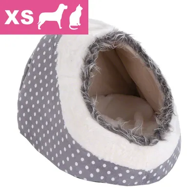 Grå og hvid prikket kæledyrshule med blød kant, XS-størrelse. Pink felt med hvid tekst: XS og silhuetter af hund og kat øverst til venstre. Grå og hvid prikket kæledyrshule med blød kant, XS-størrelse. Pink felt med hvid tekst: XS og silhuetter af hund og kat øverst til venstre.