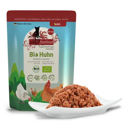 Pochette Cat Finefood Bio Huhn, poulet biologique, labels bio, mention Made in Germany, pâtée servie dans une assiette blanche devant l’emballage. Texte multilingue visible.