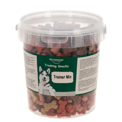 Seau de friandises pour chien PET REWARDS Training Snacks Trainer Mix, bouchées en forme d’os multicolores, étiquette verte avec photo de chien et texte descriptif visible.