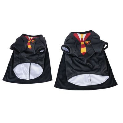 Zwart huisdierkostuum met rode en gele stropdas en embleem op de borst, twee maten zichtbaar.