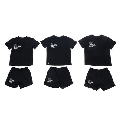 Schwarzes T-Shirt und Shorts-Set mit weissem Text 'Best. Dog Mom. Ever.' in drei Grössen sichtbar.