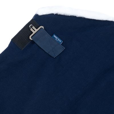 Nomad Tales abrigo para perro en azul oscuro con borde blanco y cierre metálico.