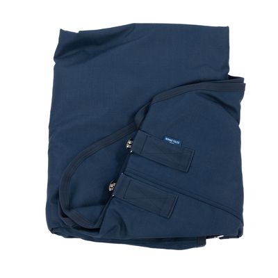 Nomad Tales coperta per cani in blu scuro con chiusure in metallo e stampa dell'etichetta.