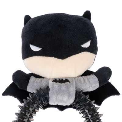 Jucărie de pluș în design Batman cu inel de ros negru, în formă de țepi. Logo Batman vizibil pe material gri.