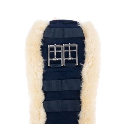 Cintura con tessuto blu scuro, pelliccia sintetica beige e due fibbie metalliche argento. Cuciture visibili e fasce elastiche.