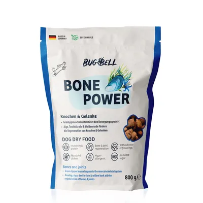 BugBell Bone Power hrană uscată pentru câini, 800g. Susține oasele și articulațiile cu midie cu cochilie verde, algă, gheara diavolului și scoarță de salcie. Fabricat în Germania, sustenabil, fără zahăr sau coloranți.