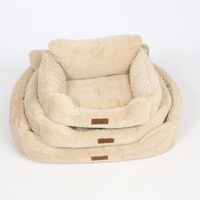 Beige hundbäddar i tre storlekar, med mjukt tyg och brunt etikett 'Designed by Lotte'.