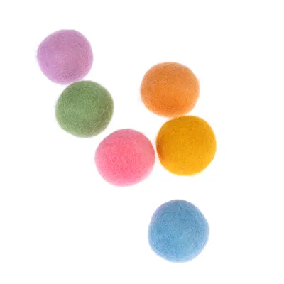 Sex färgglada filtbollar i lila, grönt, orange, rosa, gult och blått. Passar som leksak eller dekoration.