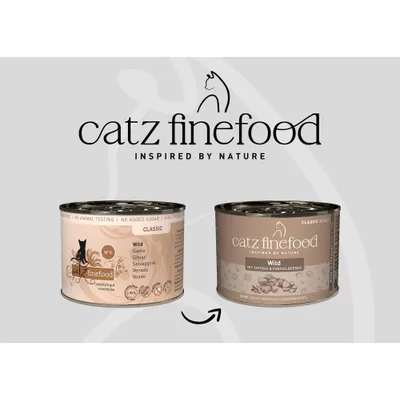 catz finefood Classic zverina, dve konzervy v porovnaní: vľavo staré balenie s textom „zverina“, vpravo nové balenie s textom „zverina s tapiokou a brusnicami“.