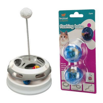 Speelgoedbaan met witte kunststof rails, geïntegreerde gekleurde ballen en een veerstok met pluchen bal voor interactief spelen.