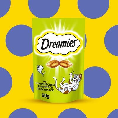 Opakowanie Dreamies 60 g, napis: Mit himmlischem Thunfisch Geschmack. Grafika ryby i kota, ilustracja przysmaku. Tekst w języku niemieckim.