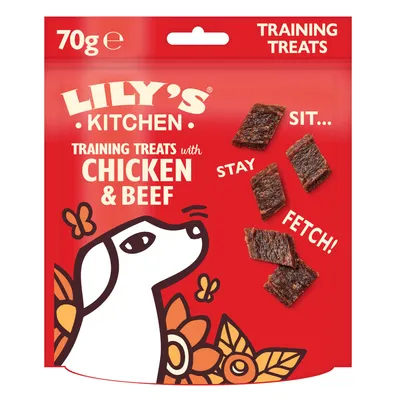 Lily's Kitchen Training Treats met kip en rund, 70 g. Tekst op verpakking: SIT..., STAY, FETCH!, TRAINING TREATS with CHICKEN & BEEF. Vier stukjes snack zichtbaar.