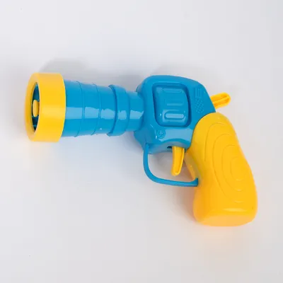 Spielzeugpistole aus Kunststoff in Blau und Gelb, geeignet für interaktives Spielen.