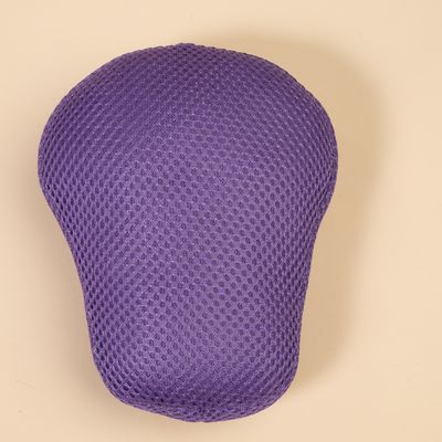 Coussin en tissu maillé violet, forme arrondie avec extrémités plus étroites, sans marque ni texte visible.