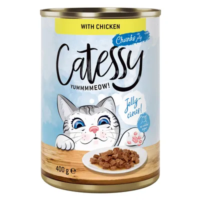 Boîte de 400 g Catessy Chunks in jelly with chicken, illustration de chat, mention Jelly-cious!, sans sucres ajoutés, assiette de morceaux en gelée visible sur l’étiquette. Boîte de 400 g Catessy Chunks in jelly with chicken, illustration de chat, mention Jelly-cious!, sans sucres ajoutés, assiette de morceaux en gelée visible sur l’étiquette.