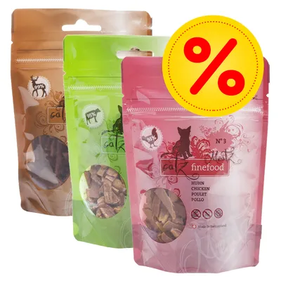 Tre påsar catz finefood kattgodis, synliga texter: 99 %, 95 %, Huhn, Chicken, Poulet, Pollo, Made in Switzerland. Stor gul rabatt-symbol med procenttecken. Tre påsar catz finefood kattgodis, synliga texter: 99 %, 95 %, Huhn, Chicken, Poulet, Pollo, Made in Switzerland. Stor gul rabatt-symbol med procenttecken.