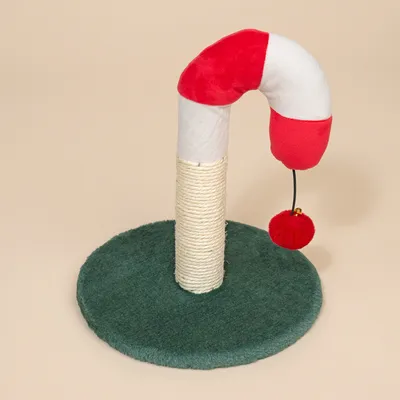 Kratzspielzeug mit grünem Teppichboden, Sisal-Kratzstange und rot-weissem Plüschbogen mit hängendem rotem Ball und Glöckchen.