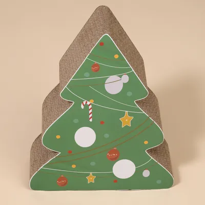 Kratzbaum in Form eines Weihnachtsbaums mit grünem Design, dekoriert mit Kugeln, Sternen und Zuckerstange. Material aus Wellpappe. Kratzbaum in Form eines Weihnachtsbaums mit grünem Design, dekoriert mit Kugeln, Sternen und Zuckerstange. Material aus Wellpappe.
