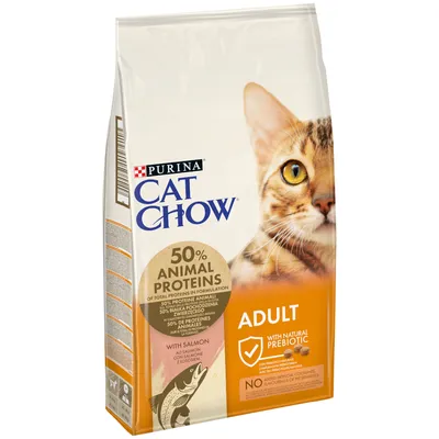 Purina Cat Chow Adult s lososem, 50 % živočišných bílkovin, přírodní prebiotikum, bez umělých barviv, aromat a konzervantů. Obal s obrázkem kočky.