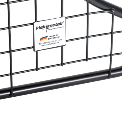 Grille en métal noir avec étiquette : kleinmetall Transportschutzsysteme, Made in Germany, www.kleinmetall.de, Tel. +49 (0) 6183-911200