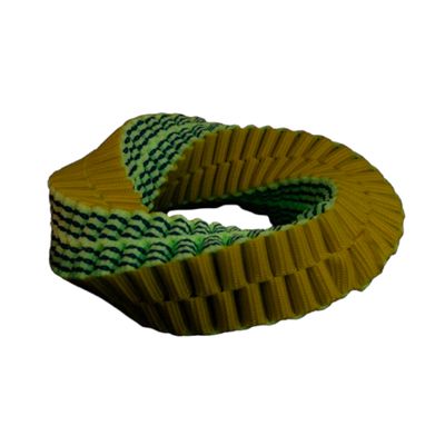 Giocattolo intrecciato in materiale giallo e verde con texture a coste e a righe.