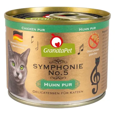 Scatoletta GranataPet Symphonie No.5 Huhn pur, Delicatessen für Katzen, senza cereali, pollo puro, bandiera tedesca con testo 'Hergestellt in Deutschland', immagine di gatto grigio.