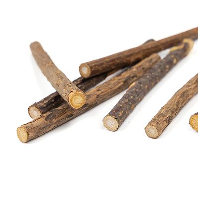 Mehrere braune Kaustangen aus natürlichem Holz, geeignet als Kauspielzeug für Haustiere.